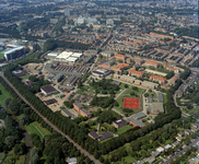 844682 Luchtfoto van het terrein van de voormalige Kromhoutkazerne te Utrecht, uit het zuidwesten. Linksonder de Weg ...
